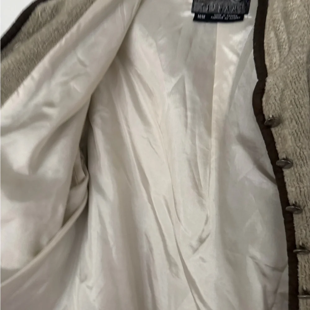 Elegant Beige Button-Up Blazer - Picture 6 of 6